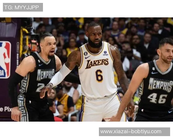 布克回应三分犯规争议称需查规则手册并提及狄龙被詹姆斯撞倒事件